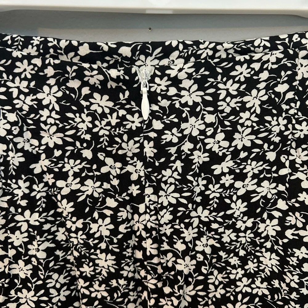 Never worn. Ditsy Floral Split Thigh Skirt size medium - Picture 5 of 7